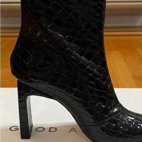 Elegant Black Croc-Embossed Women's Boots - Picture 2 of 4
